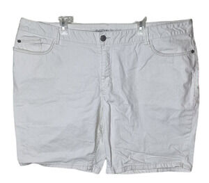Avenue Women Plus 26W White Classic Stretch Pocket Denim Shorts, Inseam 9.5"